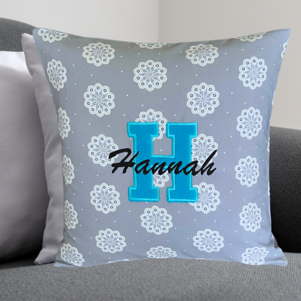 Namenskissen-Hülle mit Buchstabenapplikation und Wunschname bestickt 40x40 cm